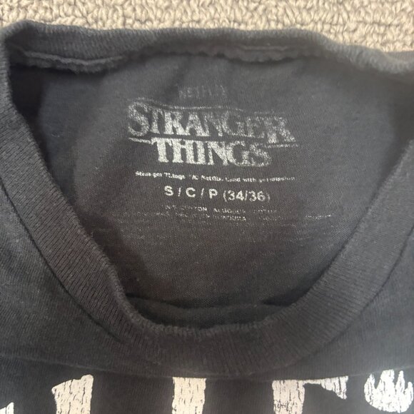 Stranger Things Hellfire Club Shirt Small Fitted Crewneck Graphic Print Worn Tee - Picture 9 of 9